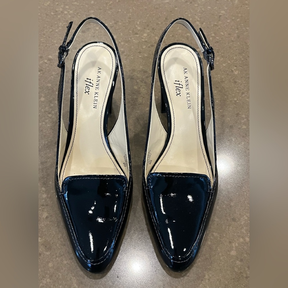 Gorgeous and sexy black patent leather AK Anne Klein iFlex slingback pumps.